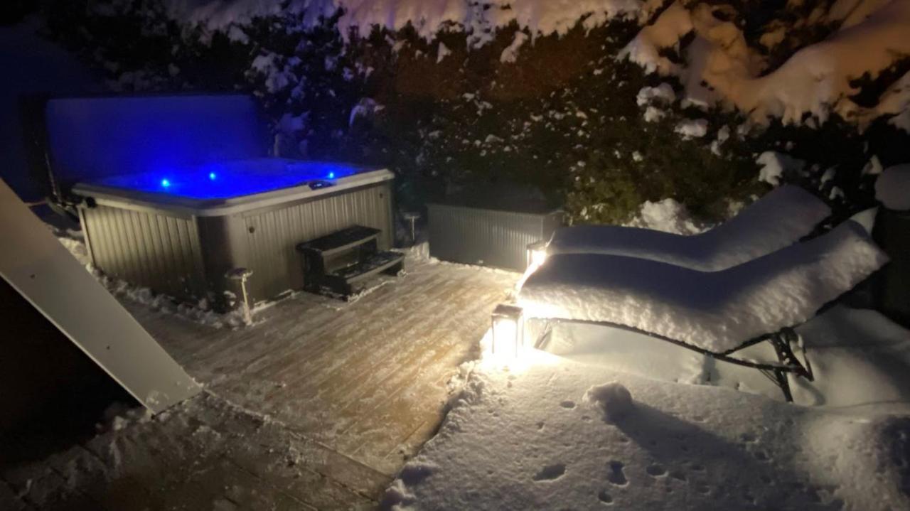 Au-Doux-Altic Chalet Romantique Avec Jacuzzi Et Sauna เมตาบิเย ภายนอก รูปภาพ